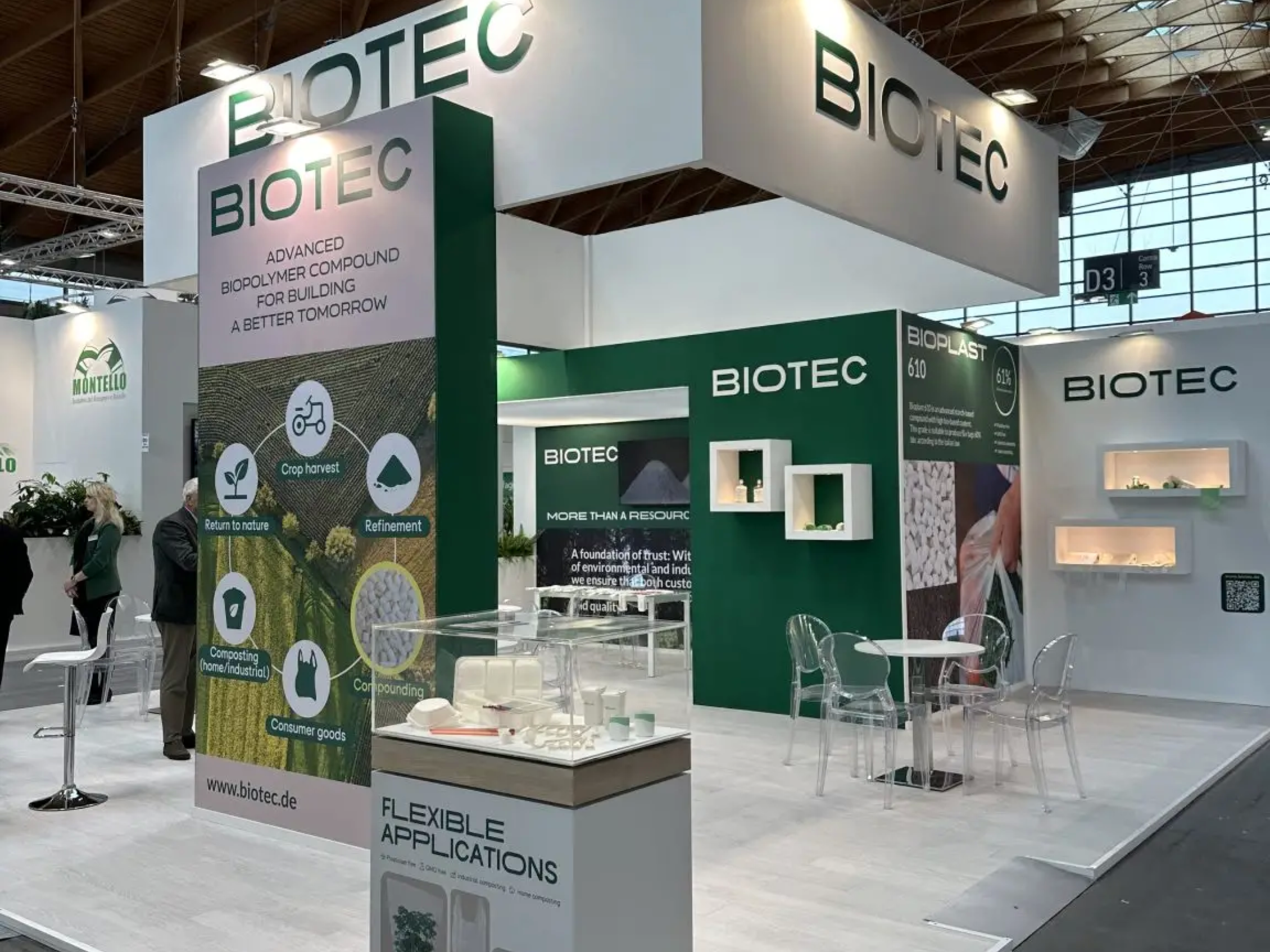 stand espositivo BIOTEC con pannelli informativi sui polimeri compostabili e uno schema raffigurante il ciclo produttivo 